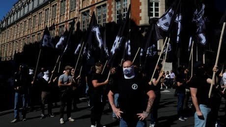 Paris : environ un millier de militants d'ultradroite défilent dans les rues de la capitale
