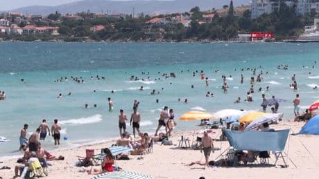 Çeşme'de sahiller bayramın ikinci gününde doldu