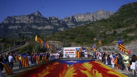 Las imágenes del día: de la visita de los Reyes a Montserrat a la bandera LGBT más grande del mundo