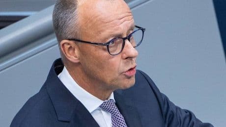 Bundespolitik: Merz: Müssen so stark sein, „dass es niemand wagen kann, uns anzugreifen“
