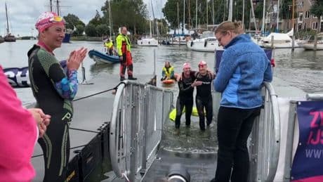 Tientallen zwemmers steken in 10 uur tijd IJsselmeer over voor goede doel