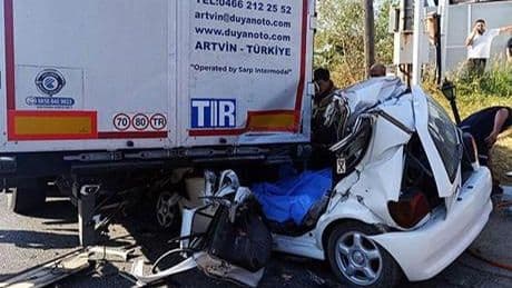 TIR'a arkadan çarpan otomobildeki iki kardeş hayatını kaybetti
