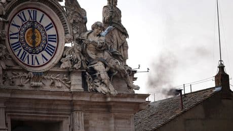 Cuál es el significado de la fumata blanca o negra en la elección del Papa