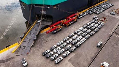 Schiffsunglück: Mit E-Autos beladenes Schiff fängt Feuer – Crew evakuiert