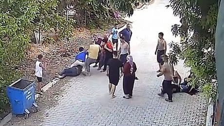 Vahşetin görüntüleri ortaya çıktı! Tüfekle vurduğu oğullarını, yerde tekmelemiş