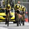Visma-rensters te laat bij start ploegentijdrit Vuelta, Ellen van Dijk pakt leiderstrui