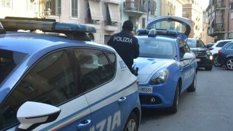 Milano, accoltella la madre e la uccide: poi si getta dal palazzo e si toglie la vita