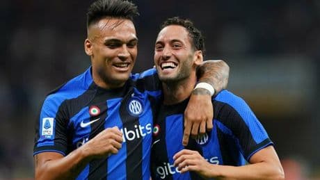 Inter, pace fatta tra Calhanoglu e Lautaro Martinez dopo le tensioni estive. La foto sui social