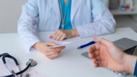 Pierde un testículo porque le diagnosticaron que tenía estreñimiento: deberá ser indemnizado con 38.000 €