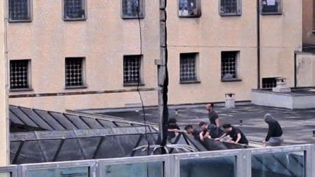 Torture e rivolta in carcere, la vittima riconosce gli aggressori in foto. Cinque trasferimenti interni prima delle sevizie: si indaga sulle omissioni