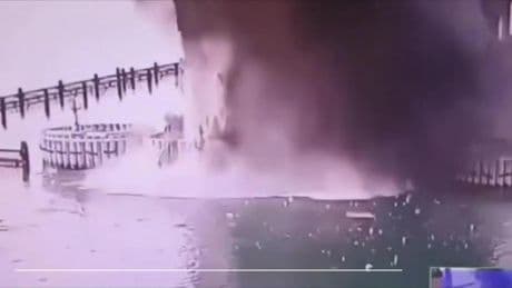 I servizi segreti ucraini: colpito il ponte di Crimea con 1100 kg di ordigni subacquei. Le immagini dell’esplosione