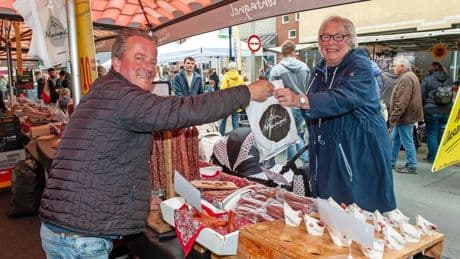 Nederlandse marktkooplui razend populair op Duitse marktpleinen: ’De geraniums zijn niet aan te slepen!’