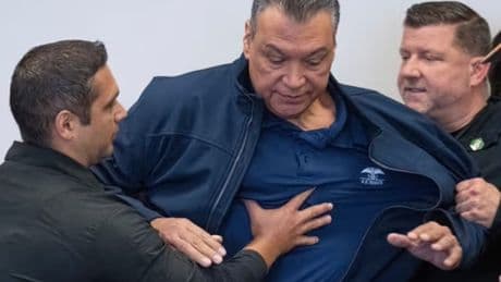 Les images de l’interpellation musclée du sénateur démocrate Alex Padilla à Los Angeles