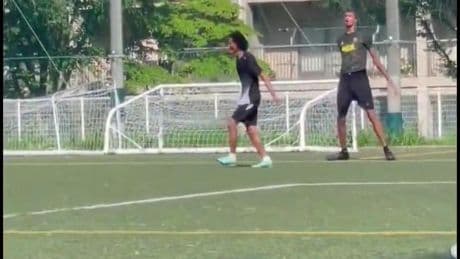 Wembanyama mete un golazo de falta por la escuadra y lo celebra a lo Cristiano