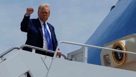 Trump afirma que sería "estúpido" rechazar el polémico avión regalado por Qatar