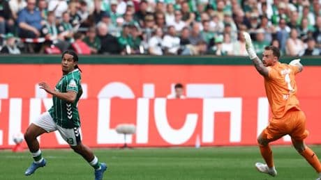 Flekken-Patzer! Leverkusen-Torhüter segelt komplett am Ball vorbei