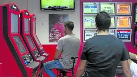Los controles vacían los salones de juego de menores en Euskadi pero no frenan las apuestas 'online'