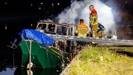 Dode bij brand op woonboot in Tilburg