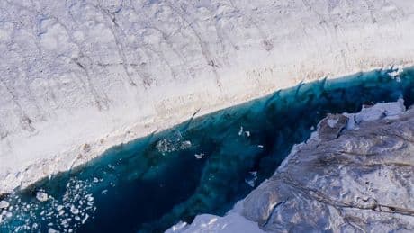 Studie: See auf Gletscher sprengt Risse in Grönlands Eis
