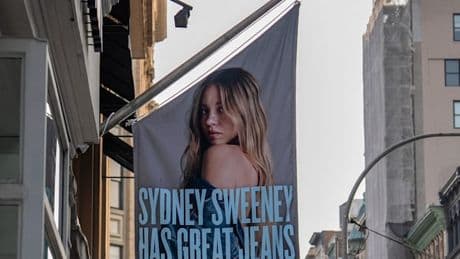 Trump lobt Sweeney für „HEISSESTE ANZEIGE“ – Aktie von American Eagle macht Kurssprung
