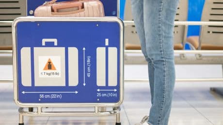 Ryanair paga un bonus a sus empleados por detectar el equipaje de mano que excede las medidas