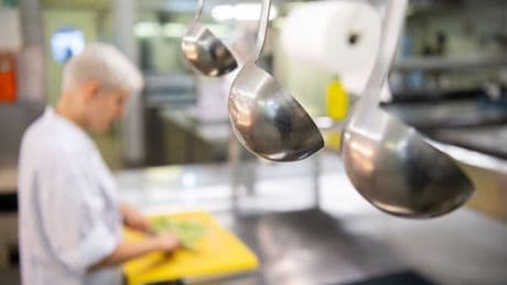 Ausbildung: Angehende Köche und Verkäufer oft unzufrieden