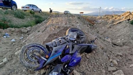 Denizli'de motosiklet yol kenarına devrildi: 2 genç hayatını kaybetti