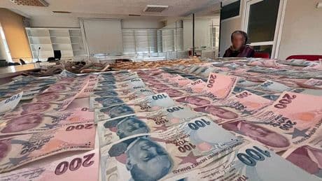 3 dilenciden çıkan parayla ikinci el araba alınıyor! Zabıtayı görünce son sürat kaçtılar ama nafile...