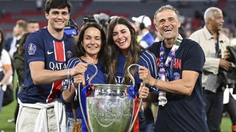 Va por ti, Xana: la imagen de Luis Enrique y su familia posando con la 'Orejona'