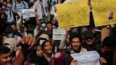 Nepal'de polis göstericilere ateş açtı: 14 kişi öldü