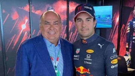 El padre de Verstappen llama "cobarde" al de Checo