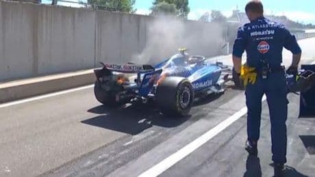 Más problemas para Sainz: ¡Sale fuego de su coche tras quedarse parado en la salida!