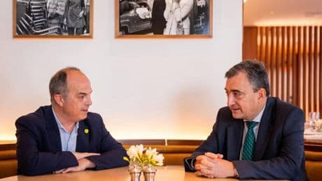 Turull y Aitor Esteban se reúnen en Barcelona para trabajar en la suma de fuerzas en el Congreso