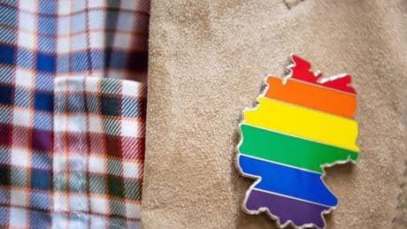 Bundestag: Bundestagspräsidium will Tragen von politischen Ansteckern verbieten