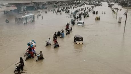 Pakistan’da şiddetli fırtına: 10 ölü