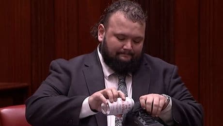 Australien: Kyle McGinn sorgt mit Sneaker-Bier für Lacher im Parlament