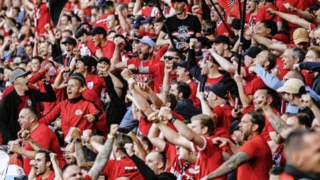 PSV laat in allerijl opgehangen kampioensvlaggen weghalen