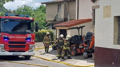 Investigan la muerte de un hombre septuagenario en el incendio de un caserío de Mungia
