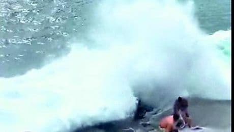 Vernazza, vietati i selfie con il mare mosso: “Troppi rischi, ora multe agli imprudenti”