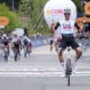 Ayuso wint eerste bergrit in Giro, maar Roglic neemt roze trui over van Pedersen