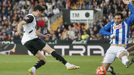 Un empate aleja del sufrimiento al Valencia y el Espanyol, pero no les permite soñar