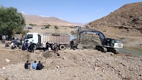 İş makinesinin kovasına bakım yaparken kamyon çarpan operatör öldü
