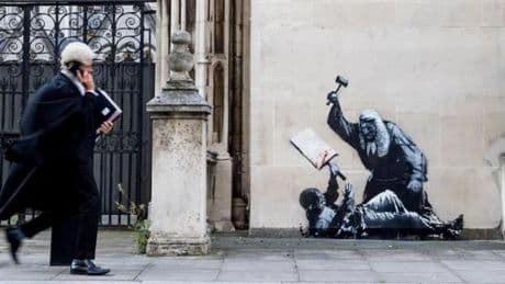 El Tribunal de Londres tapa una obra de Banksy que criticaba la brutalidad judicial contra los manifestantes pro-Palestina