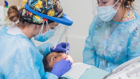 Una investigación destapa fraudes en los bancos de dientes de leche: así prometen 'curas milagro' sin avalar a los padres