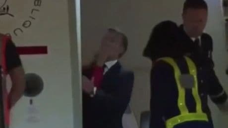 Sosyal medyayı sallayan görüntüler! Macron eşinden tokat yedi