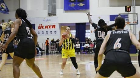Fenerbahçe Opet şampiyonluk için parkeye çıkıyor