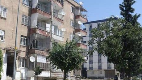 Apar topar binayı terk ettiler! 'Sallandı' denilen binada son durum