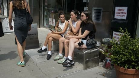 „Gen Z Stare“: Gen Z hat keine Lust auf gespielte Höflichkeit