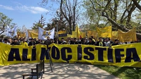 Fenerbahçe taraftarından başkan Ali Koç ve yönetime istifa çağrısı