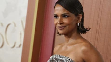 El secreto de Halle Berry para tener una piel lisa y joven a sus 58 años, según su maquilladora